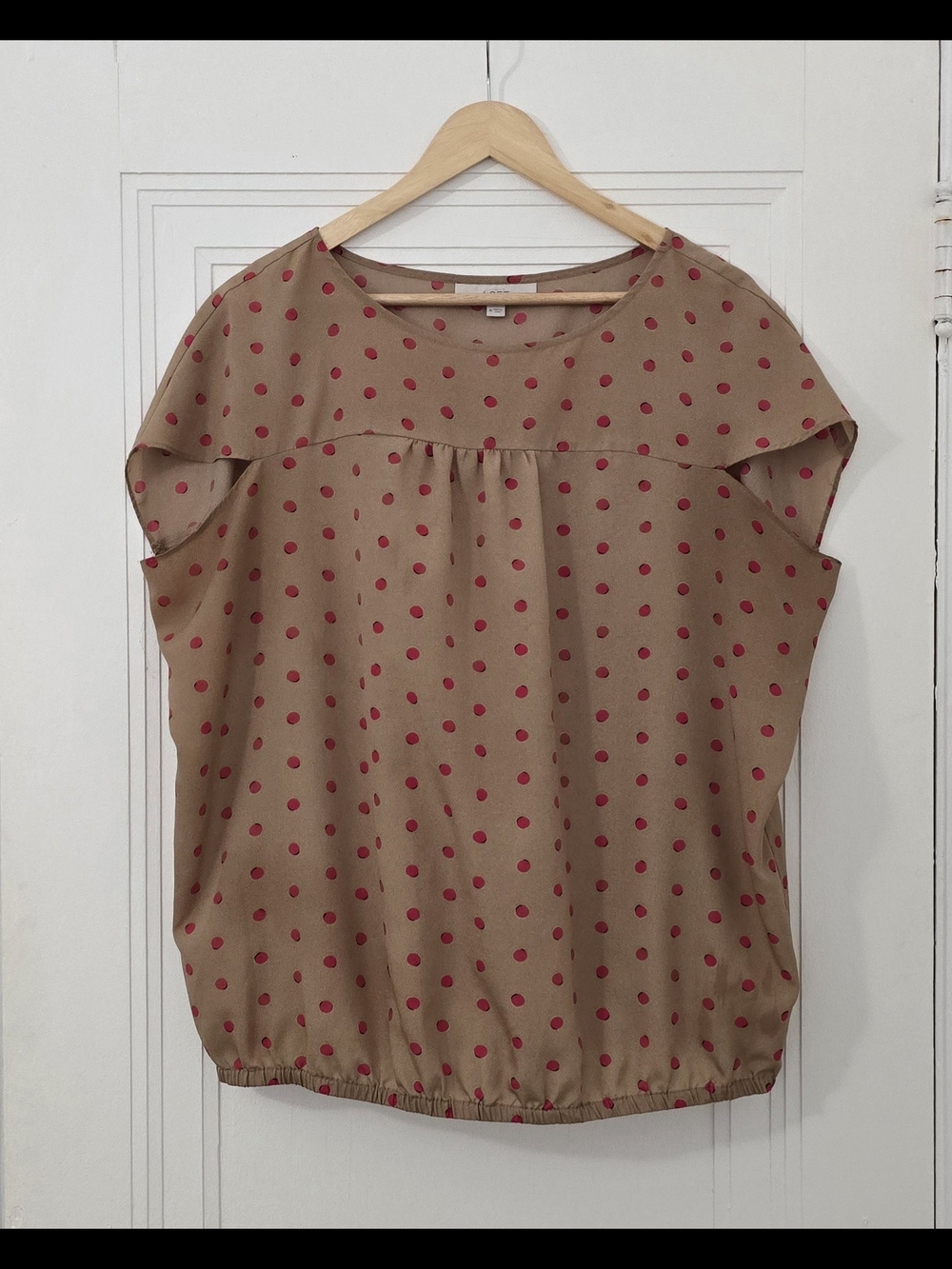 LOFT Tan Blouse with Pink Polka Dots, Cap Sleeves, Elastic Waist. Size M, Guc